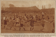 874337 Afbeelding van de deelnemers aan de kinderspelen georganiseerd ter gelegenheid van de viering van 1 mei, op het ...